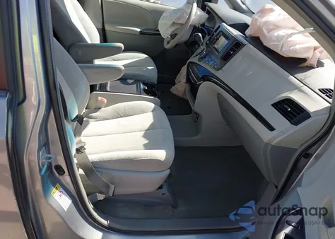 2013 Toyota Sienna Le V6 8 Passenger z USA, uszkodzony, nr VIN 5TDKK3DC9DS348617